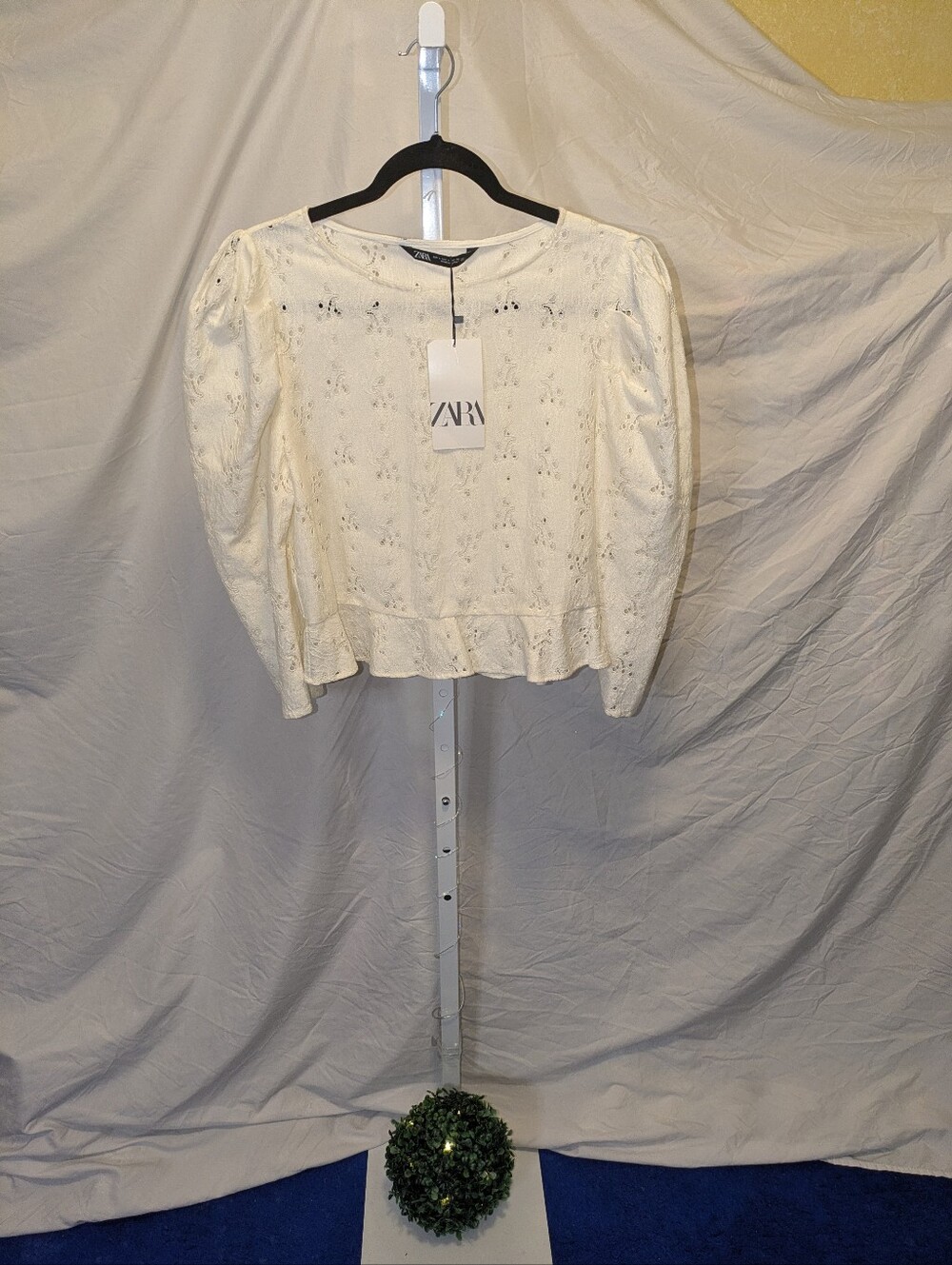 NWT Zara White Eyelet Lace Puff Sleeve Top Large | Ruffled Cropped Blouse